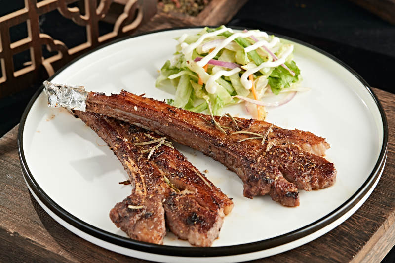 炭烤战斧羊排图片