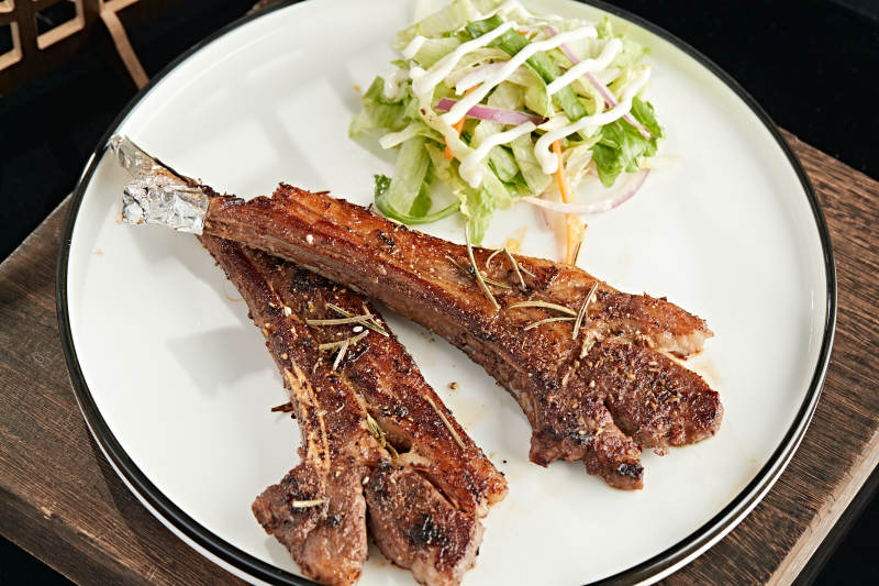 炭烤战斧羊排图片