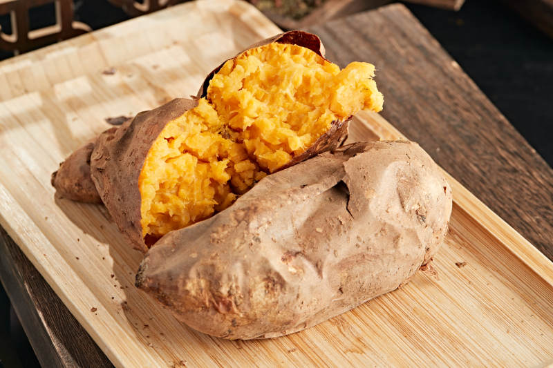 童年回忆小吃烤红薯图片