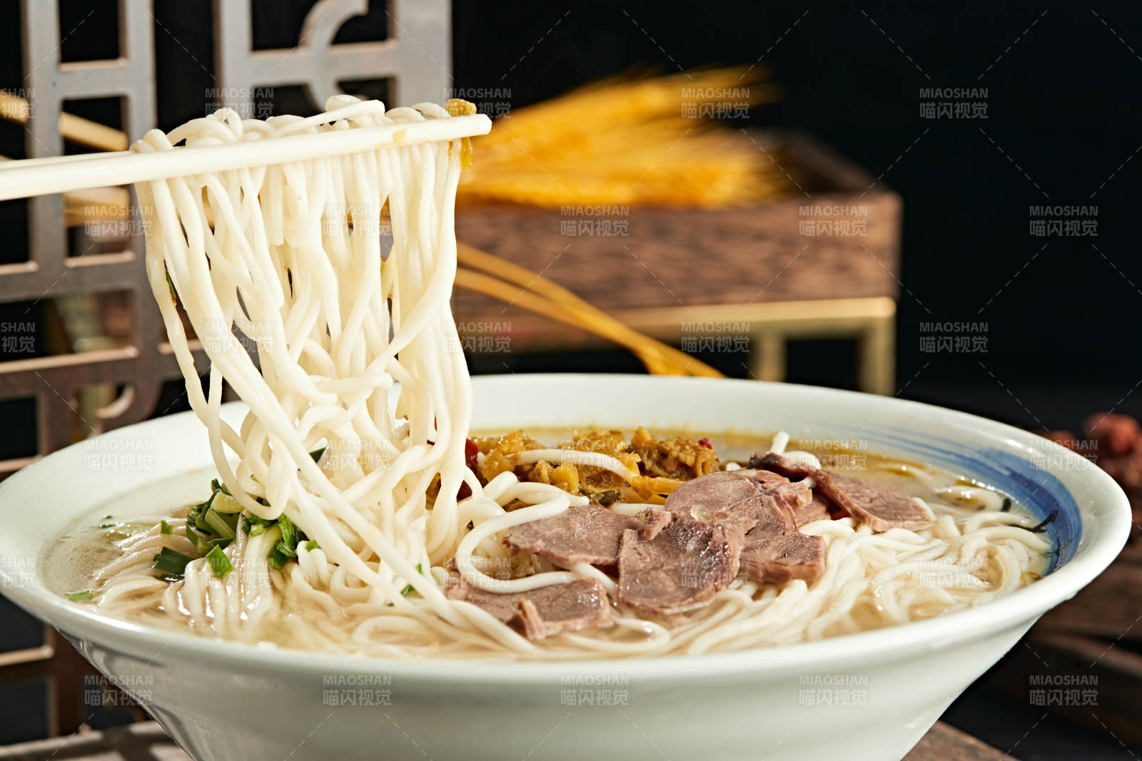 酸菜牛肉拉面图片
