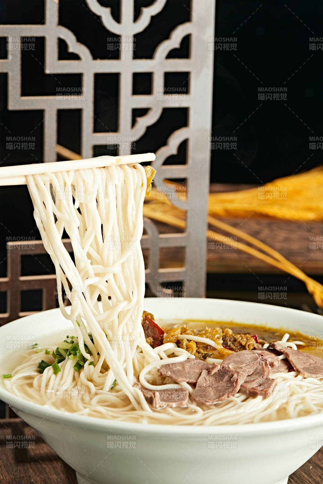 酸菜牛肉拉面图片