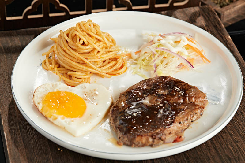 意面铁板小牛排图片