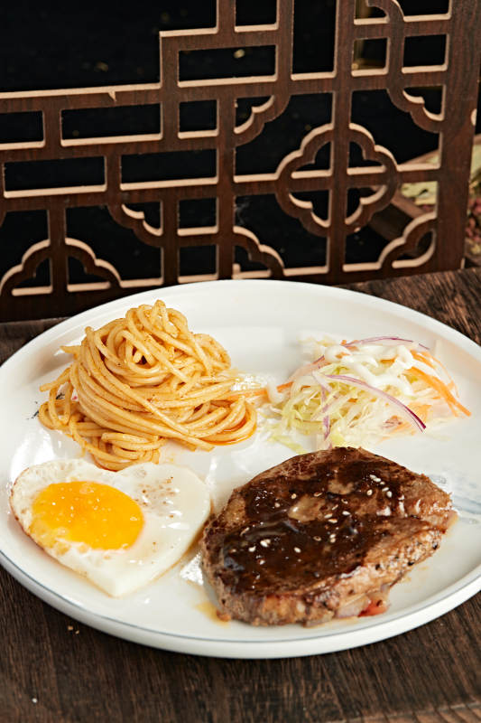 意面铁板小牛排图片