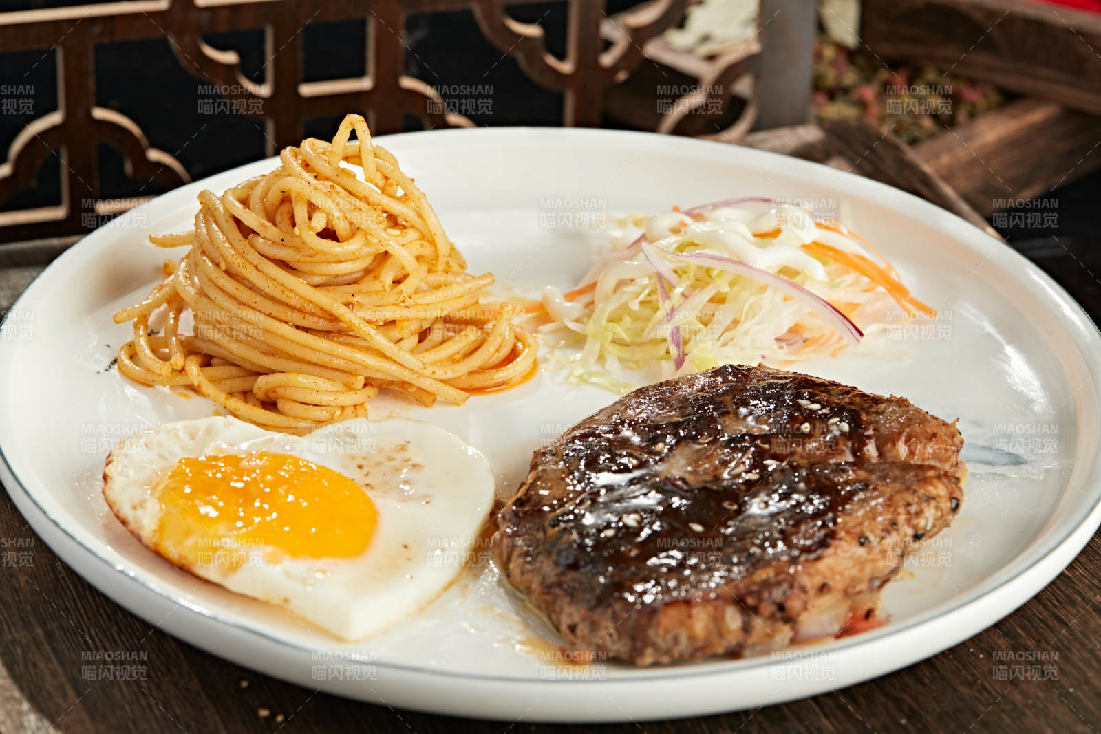 意面铁板小牛排图片