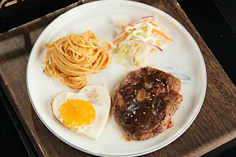 意面铁板小牛排图片