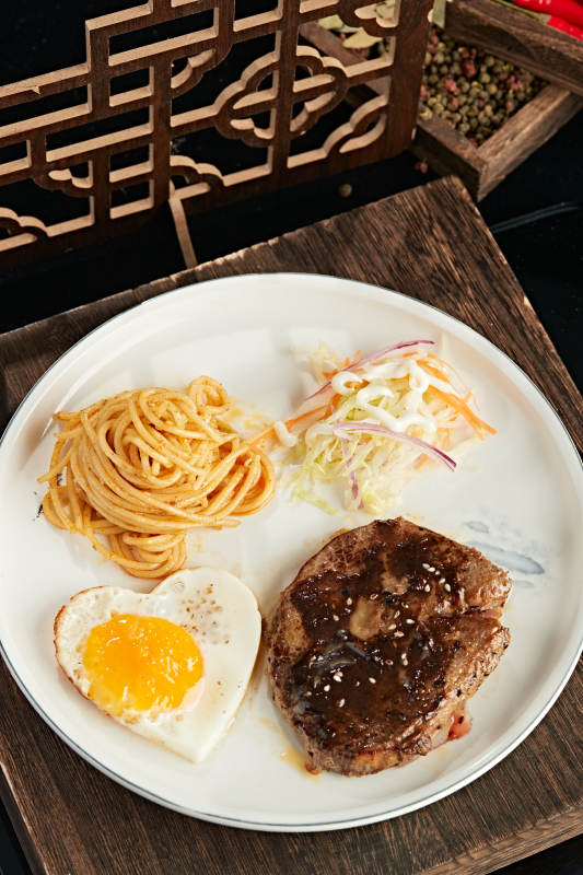 意面铁板小牛排图片