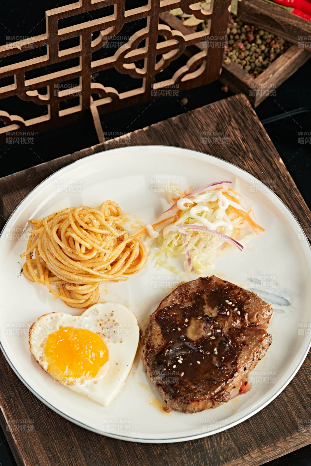 意面铁板小牛排图片