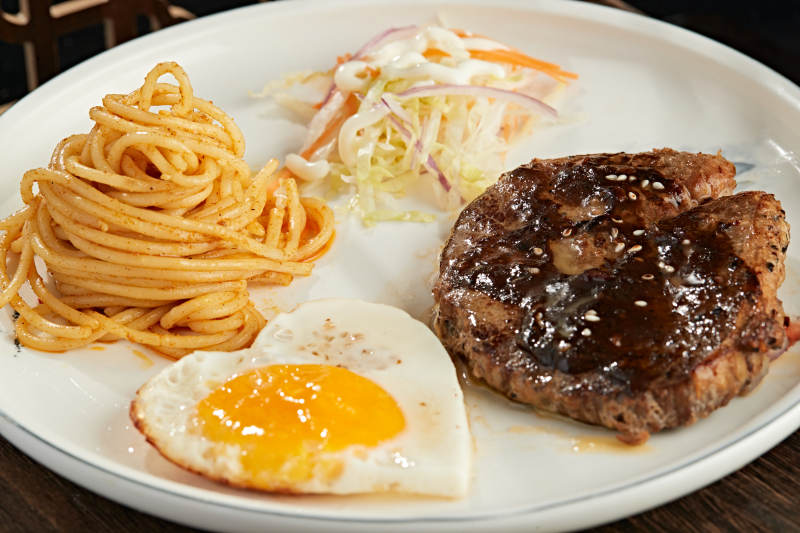 意面铁板小牛排图片