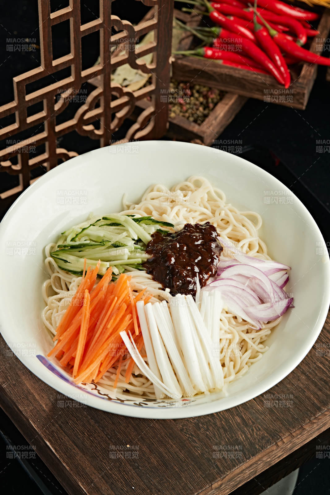 传统肉丁炸酱面图片