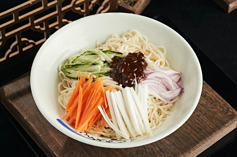 传统肉丁炸酱面图片