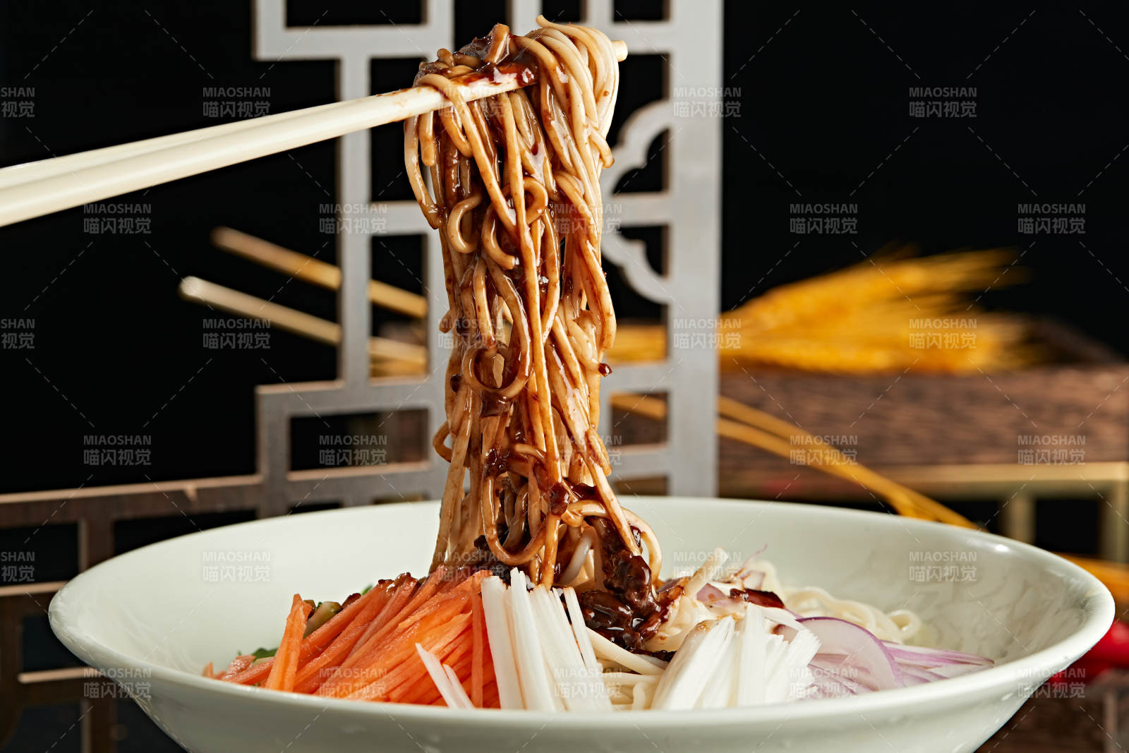 传统肉丁炸酱面图片