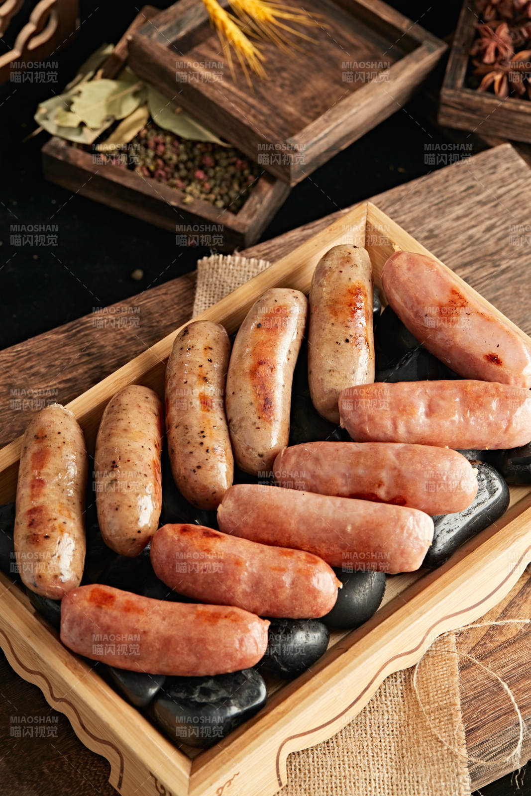 风味鹅卵石烤台湾纯肉肠图片