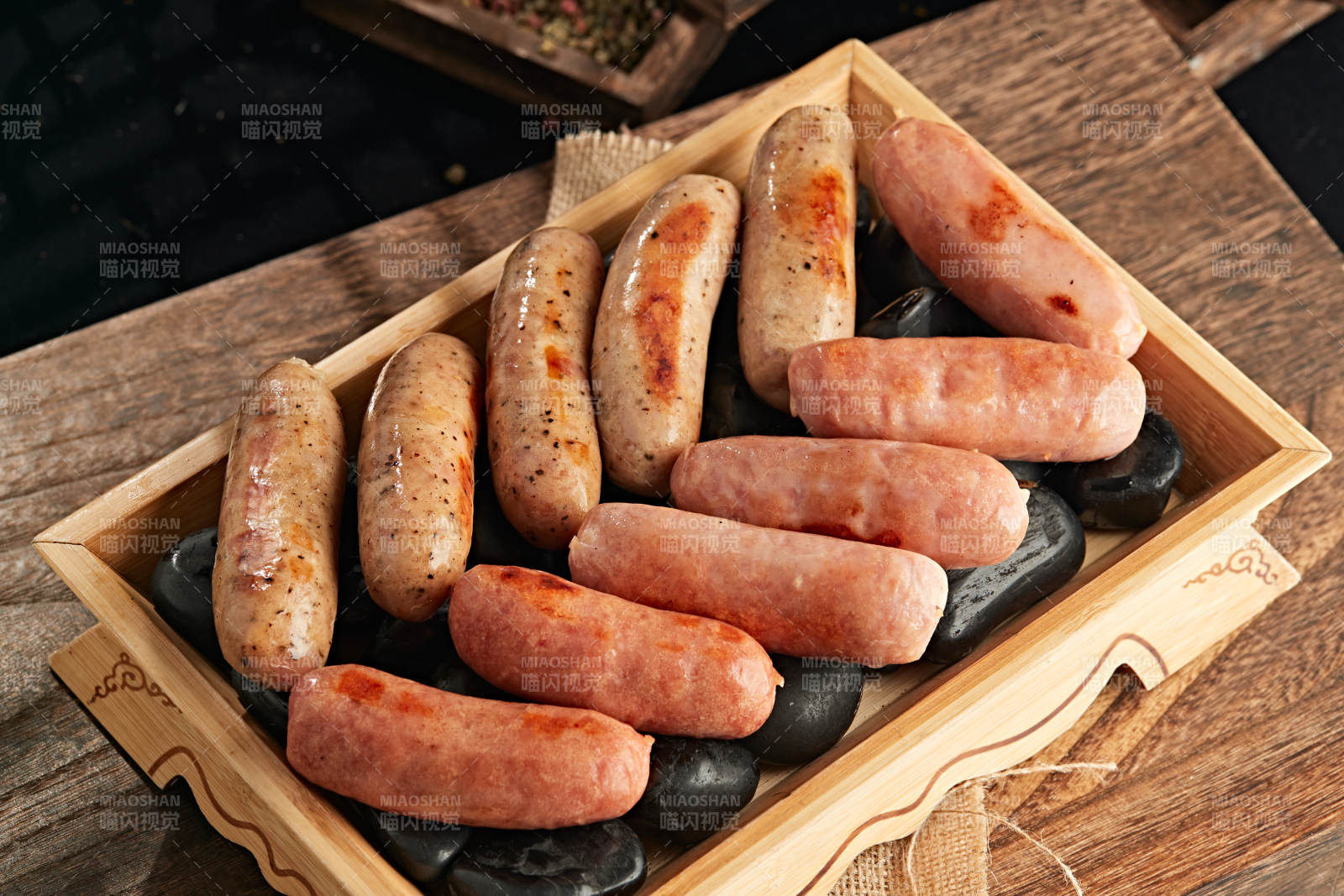 风味鹅卵石烤台湾纯肉肠图片