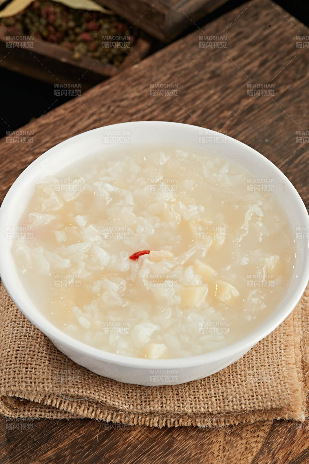 枸杞银耳白米粥图片