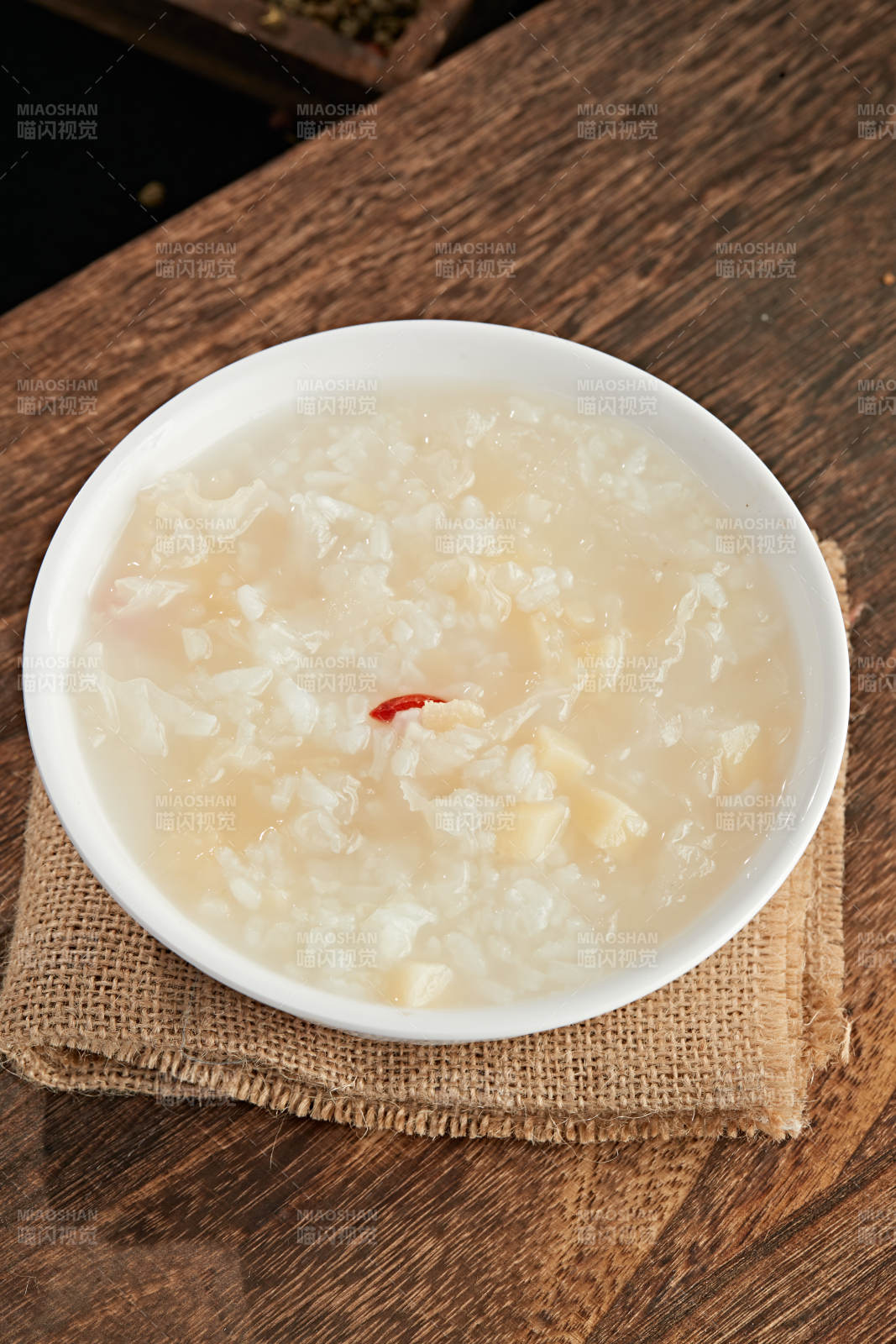 枸杞银耳白米粥图片