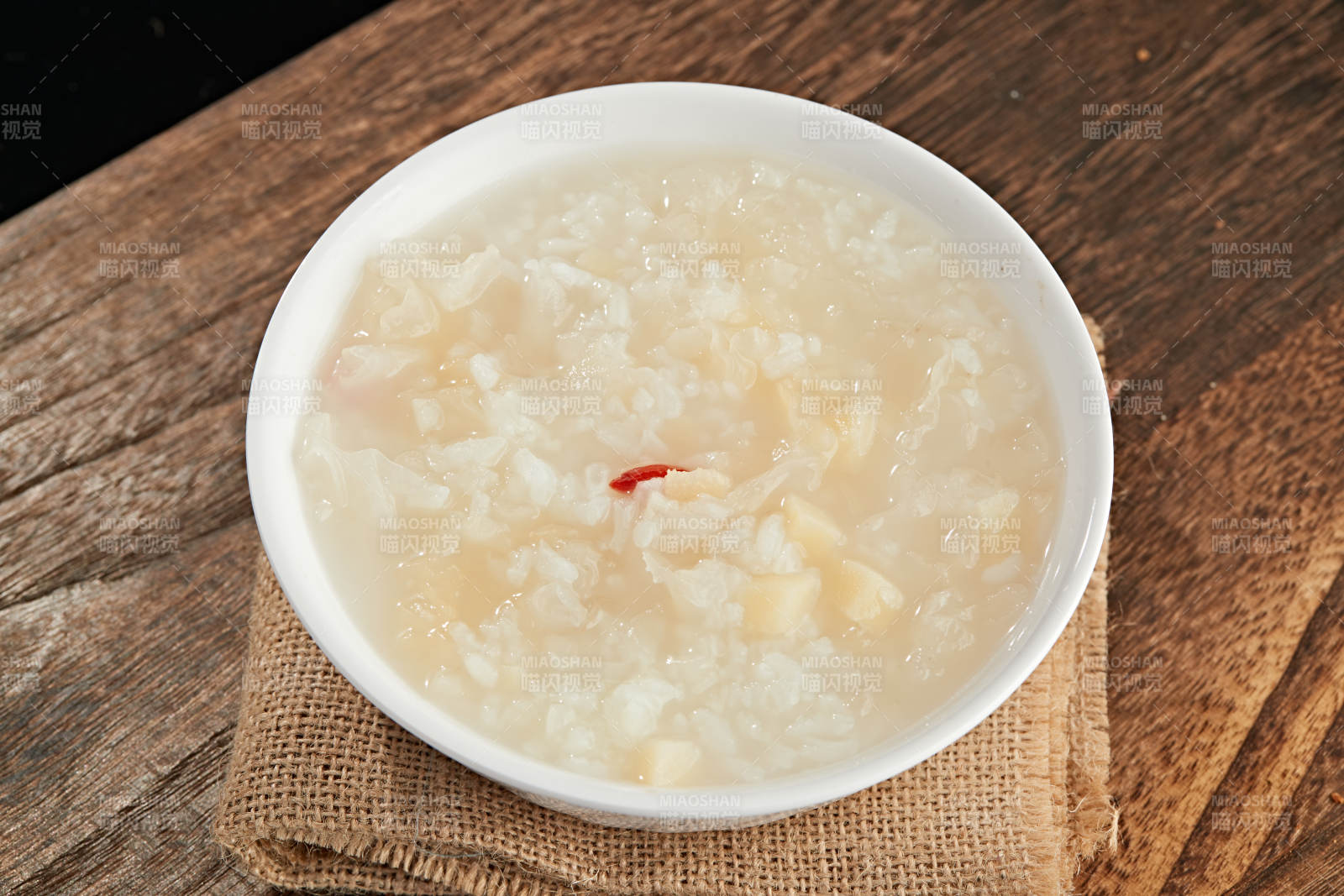 枸杞银耳白米粥图片