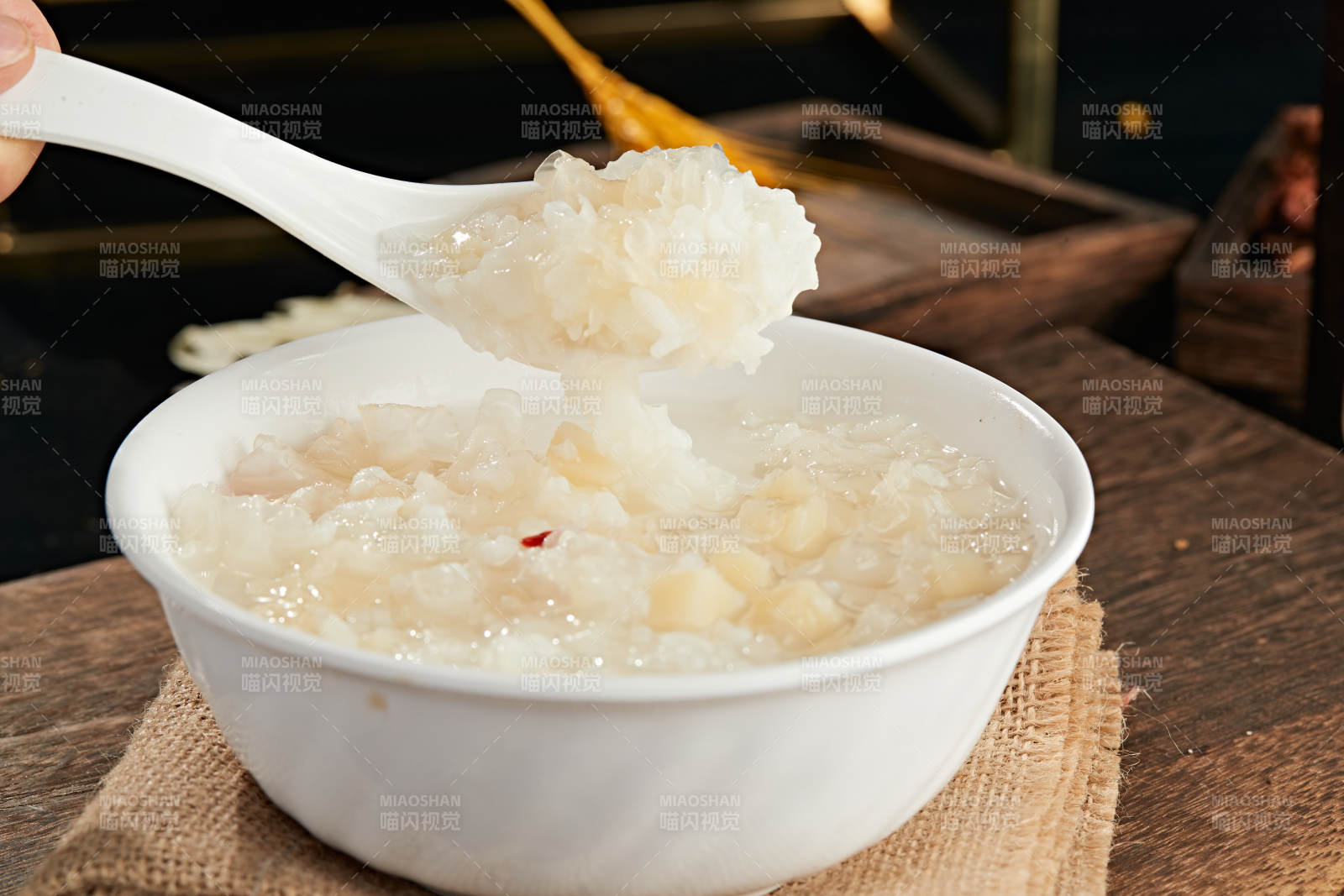 枸杞银耳白米粥图片