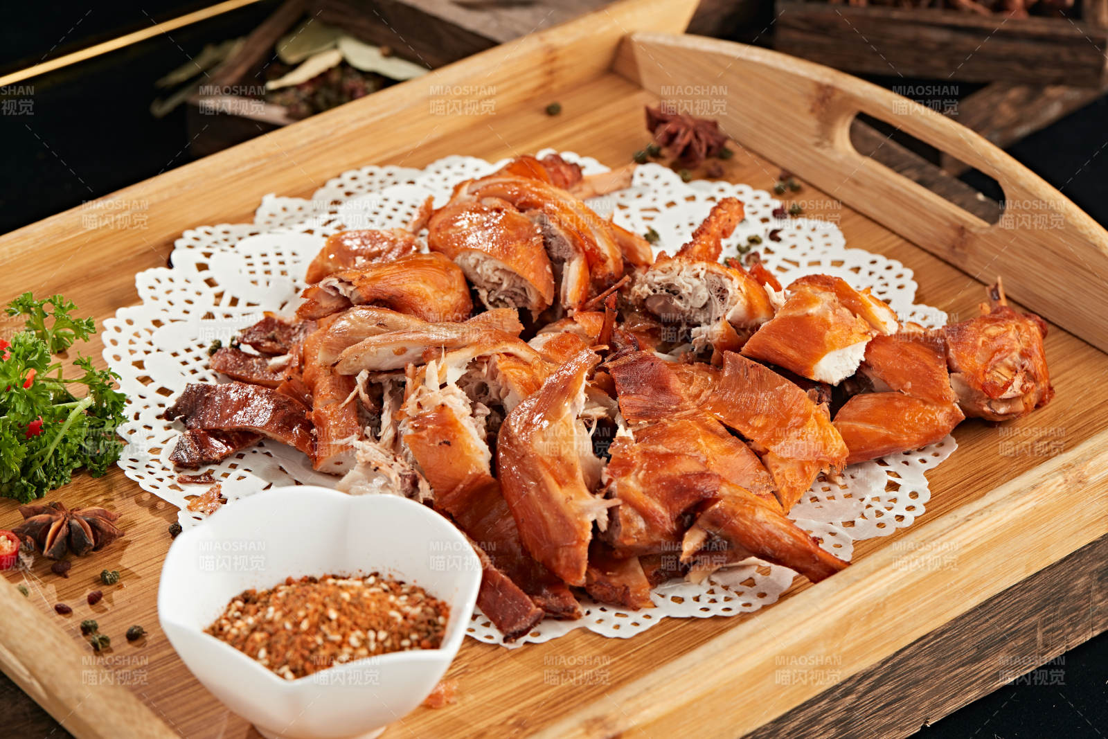 分切好的烟熏烧鸡图片