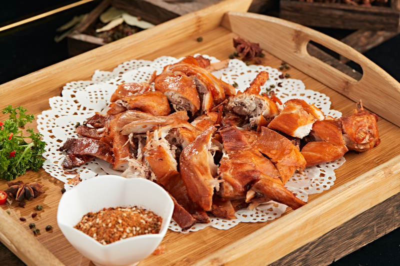 分切好的烟熏烧鸡图片