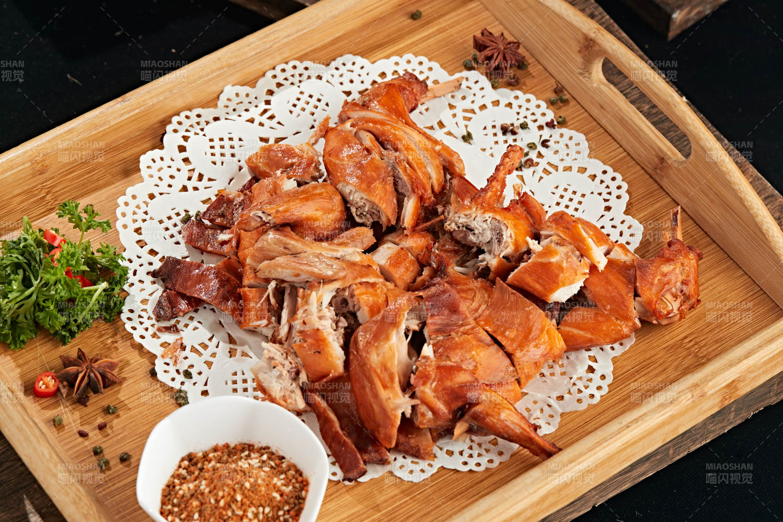 分切好的烟熏烧鸡图片