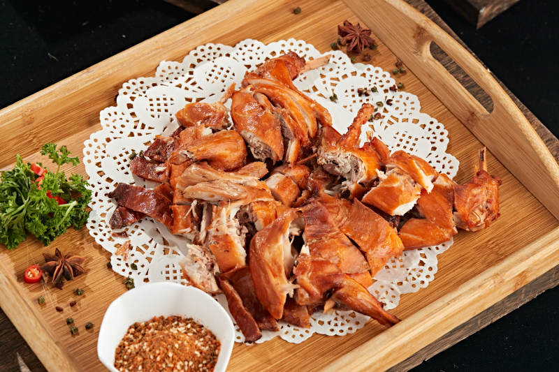 分切好的烟熏烧鸡图片