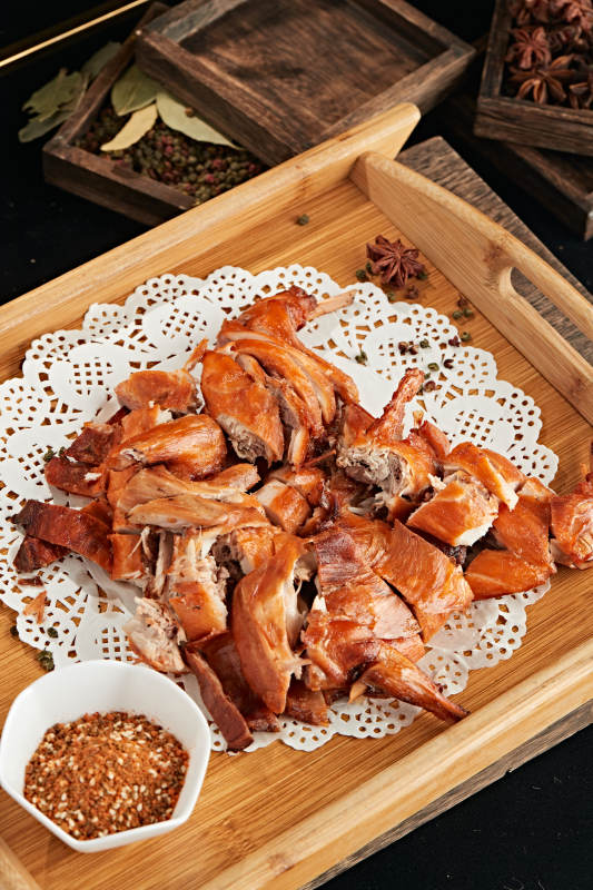 分切好的烟熏烧鸡图片