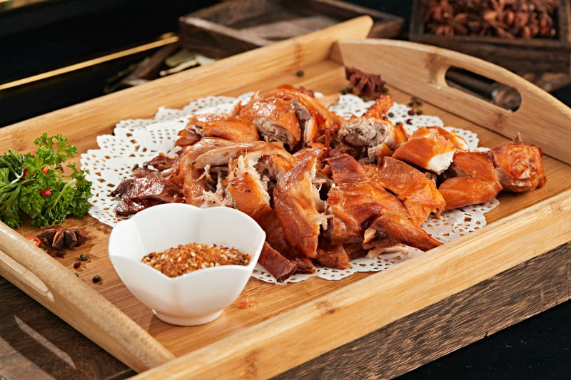 分切好的烟熏烧鸡图片