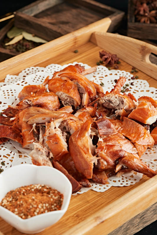 分切好的烟熏烧鸡图片