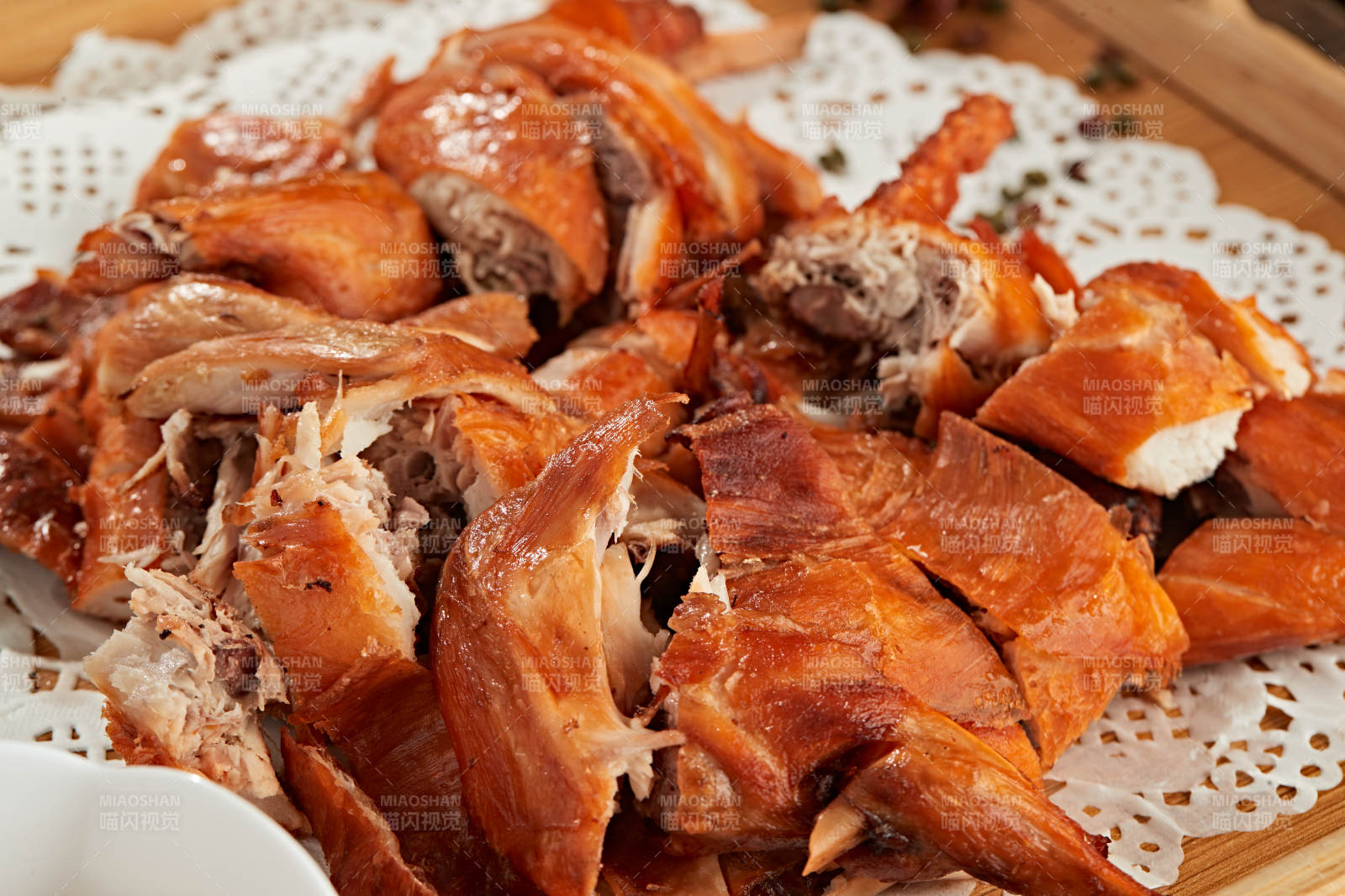分切好的烟熏烧鸡图片