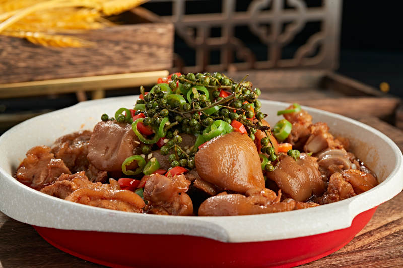 藤椒香辣红烧猪蹄块图片