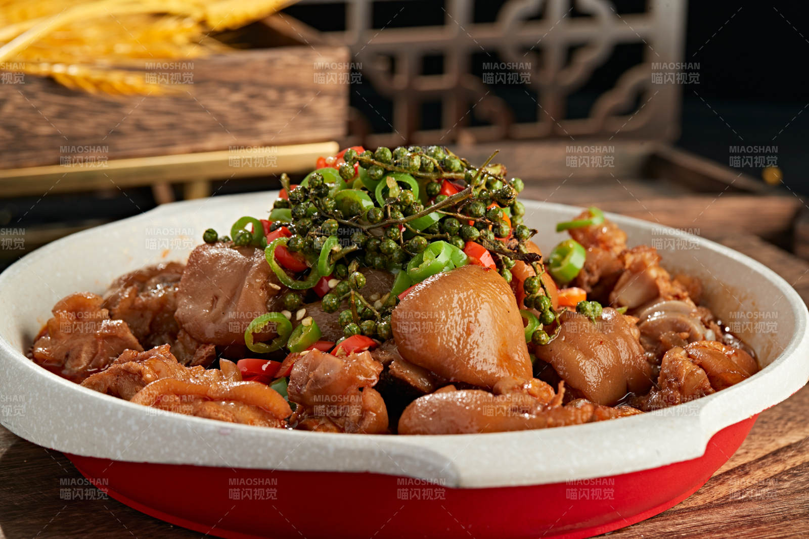 藤椒香辣红烧猪蹄块图片