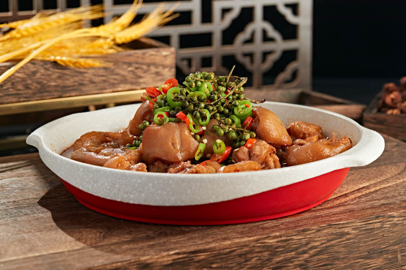 藤椒香辣红烧猪蹄块图片