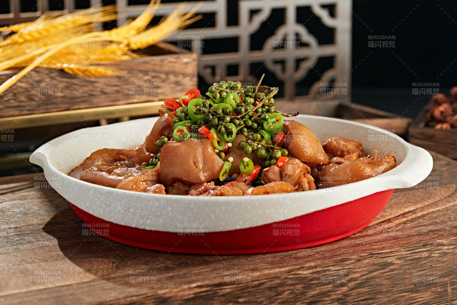 藤椒香辣红烧猪蹄块图片