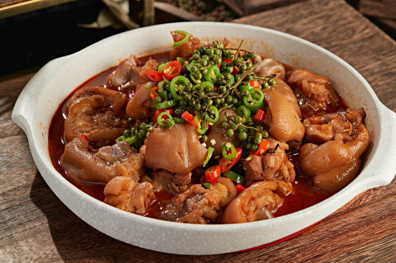 藤椒香辣红烧猪蹄块图片
