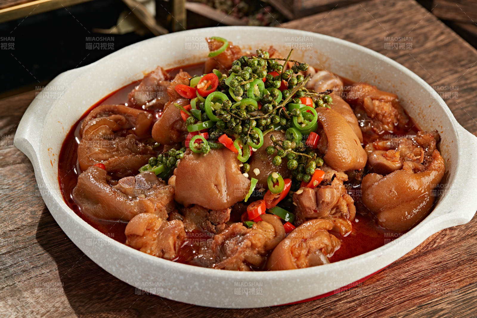 藤椒香辣红烧猪蹄块图片