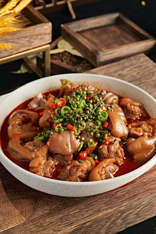 藤椒香辣红烧猪蹄块图片