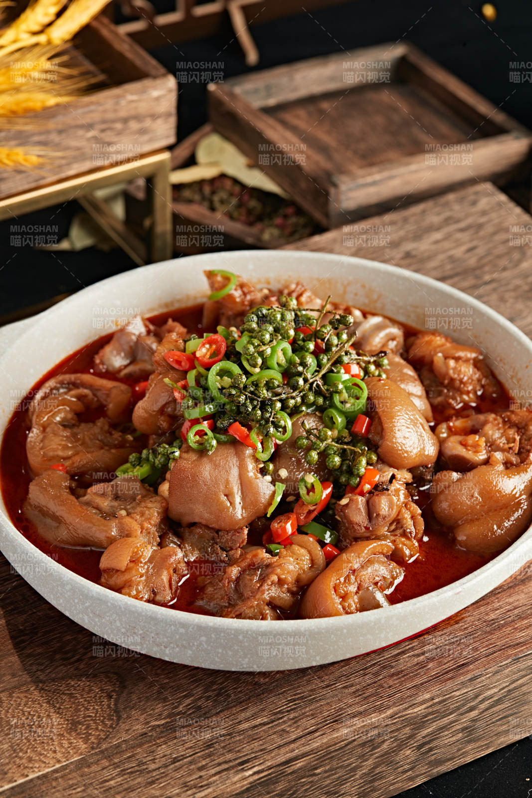 藤椒香辣红烧猪蹄块图片