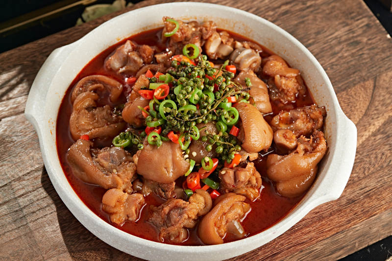 藤椒香辣红烧猪蹄块图片