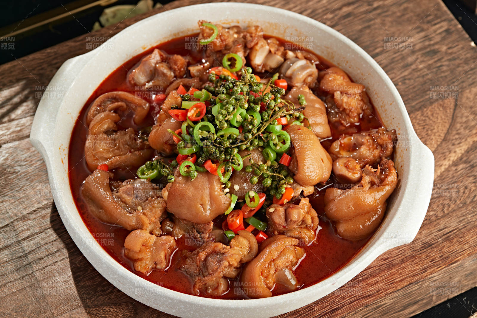 藤椒香辣红烧猪蹄块图片