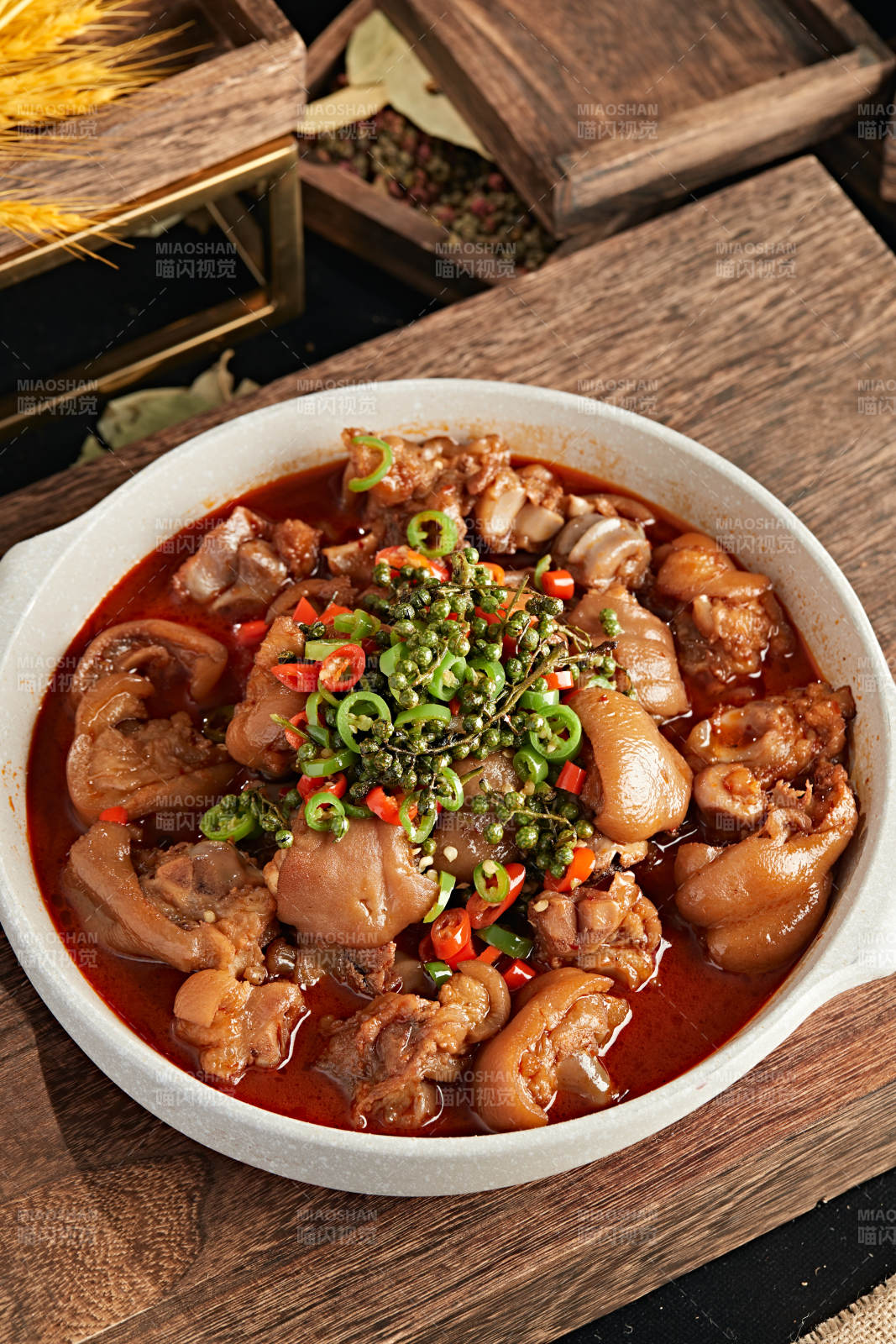 藤椒香辣红烧猪蹄块图片