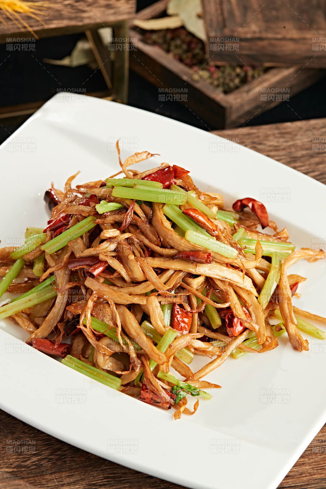 西芹辣炒杏鲍菇丝图片