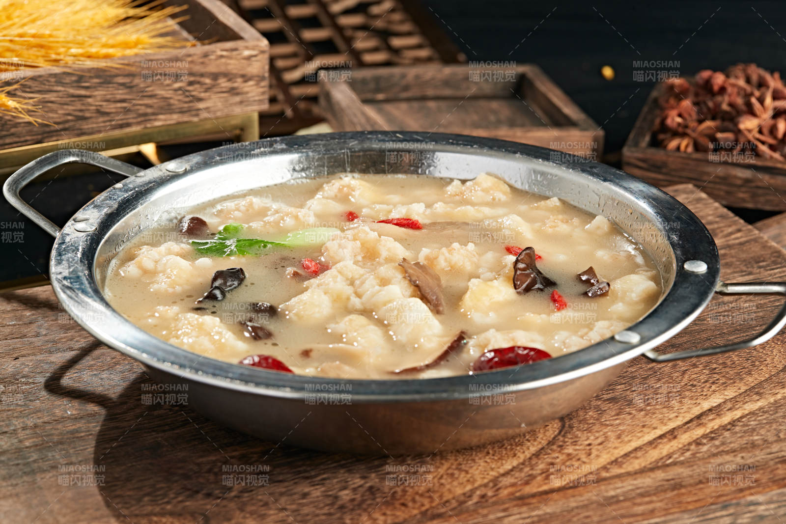 枸杞木耳红枣滋补奶汤鱼片图片