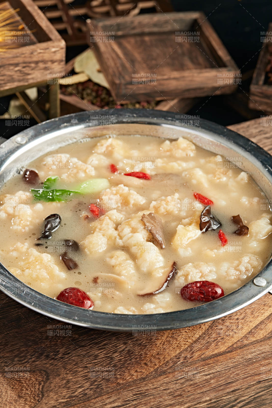 枸杞木耳红枣滋补奶汤鱼片图片