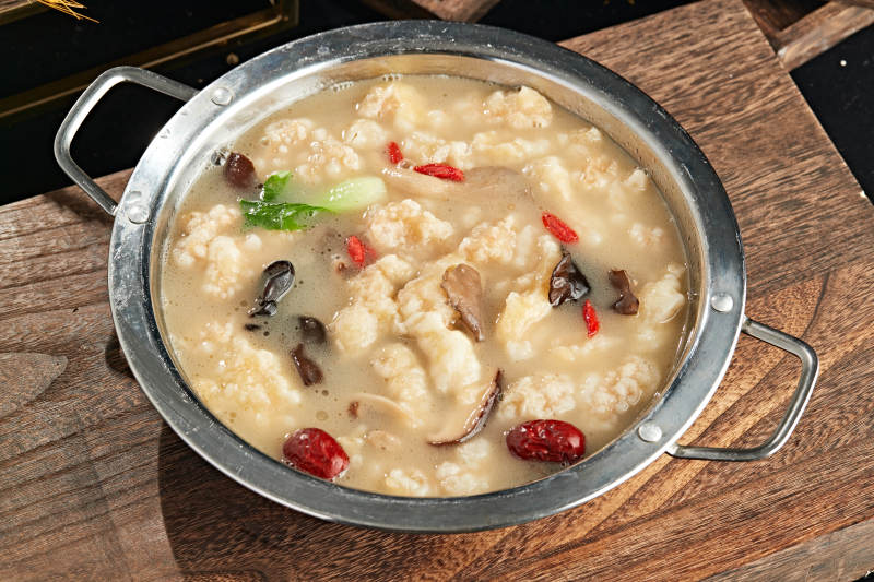 枸杞木耳红枣滋补奶汤鱼片图片