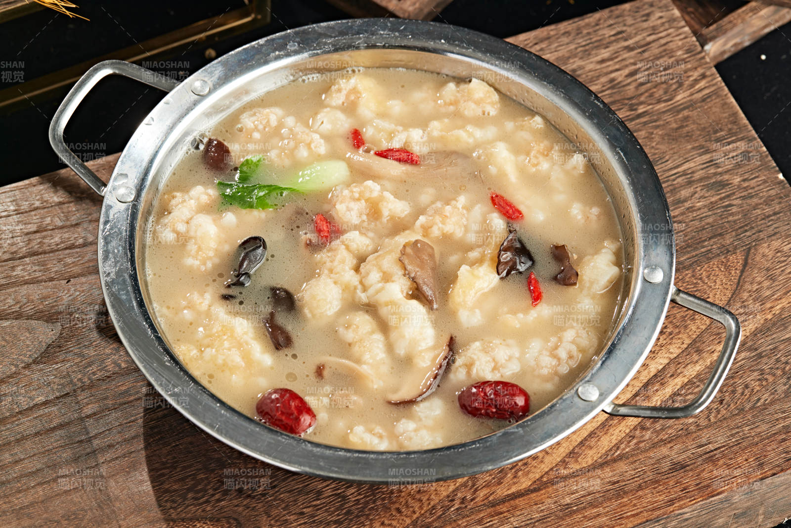 枸杞木耳红枣滋补奶汤鱼片图片