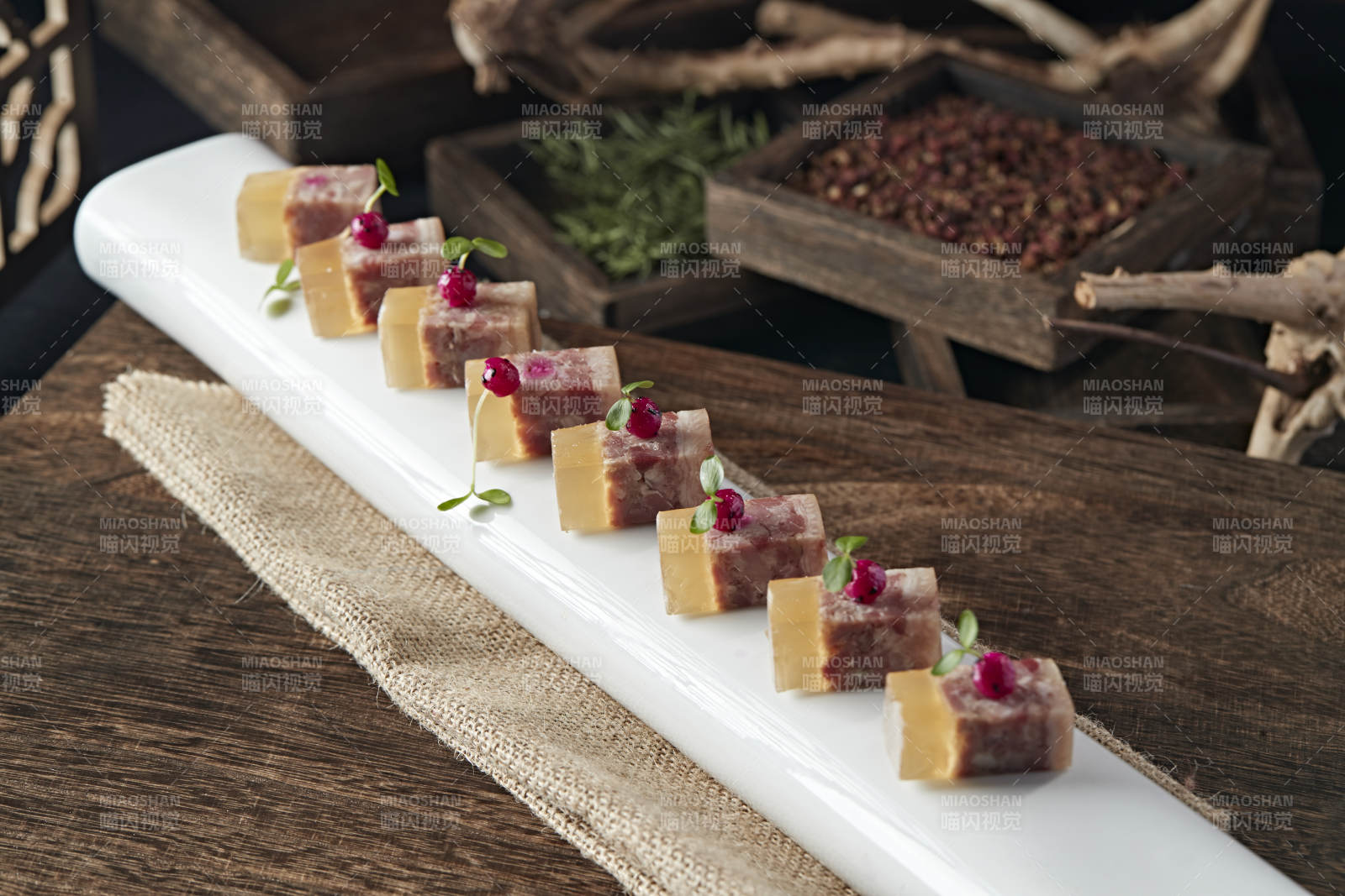 五香水晶压肘花图片