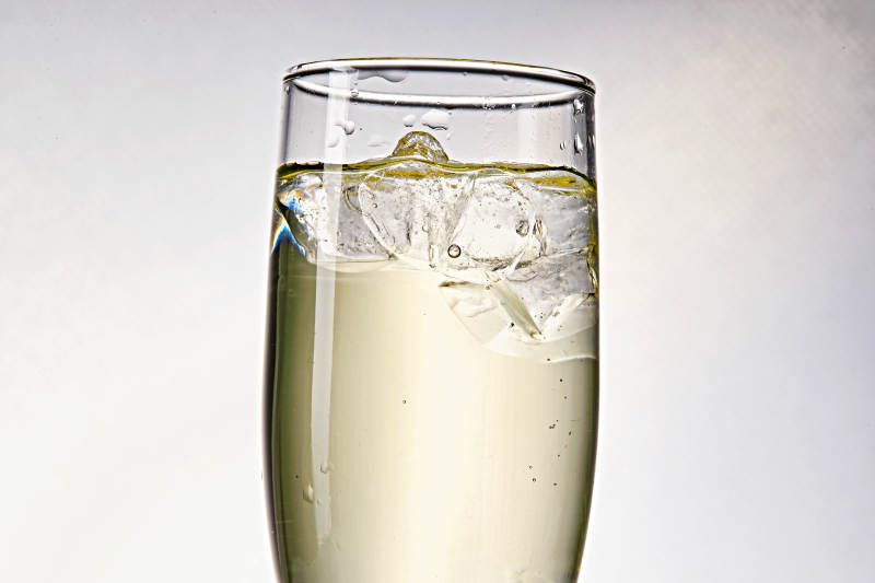 布满冰块的酒杯中的清凉白葡萄味预调酒图片