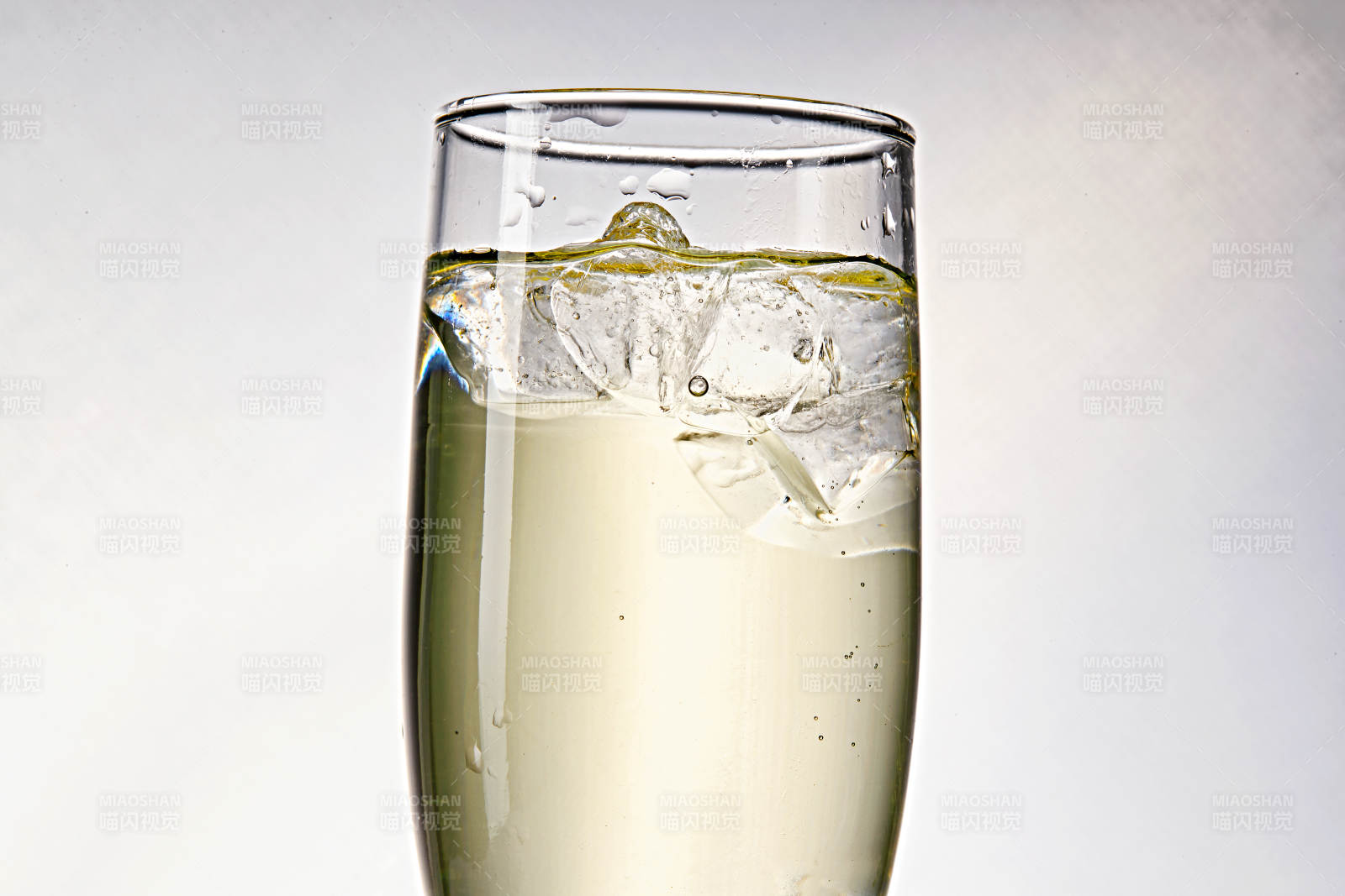 布满冰块的酒杯中的清凉白葡萄味预调酒图片
