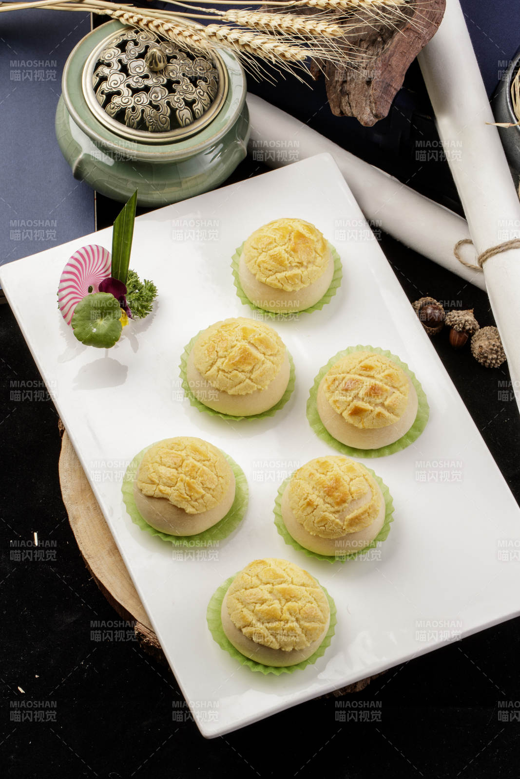 港式茶餐菠萝包摆放在樟木砧板上图片