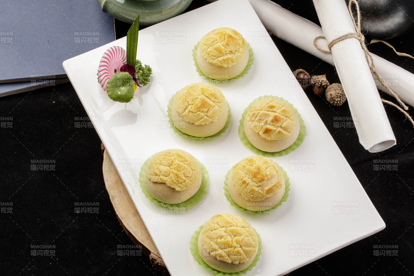 港式茶餐菠萝包摆放在樟木砧板上图片